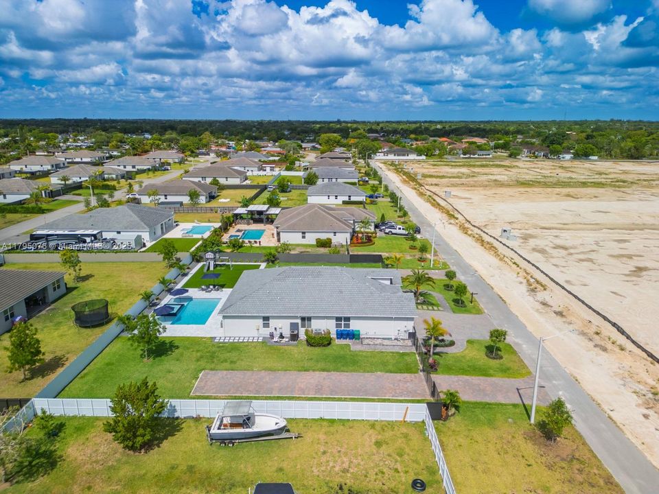 Vendido Recientemente: $1,050,000 (4 camas, 3 baños, 3015 Pies cuadrados)