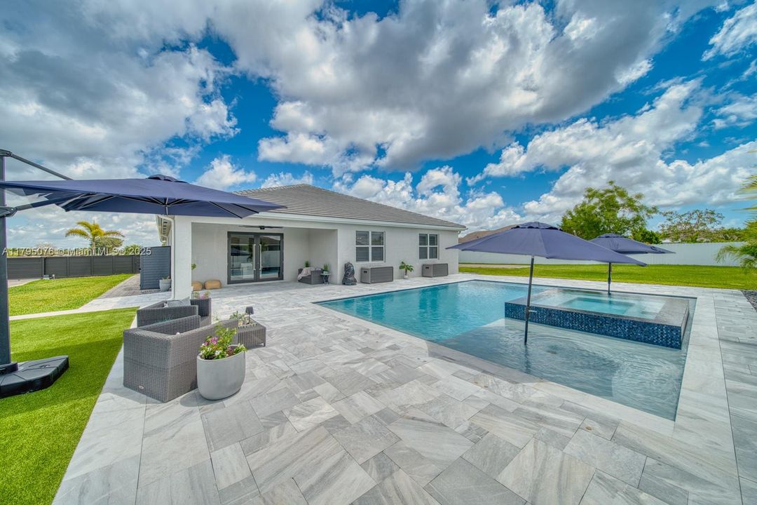 Vendido Recientemente: $1,050,000 (4 camas, 3 baños, 3015 Pies cuadrados)