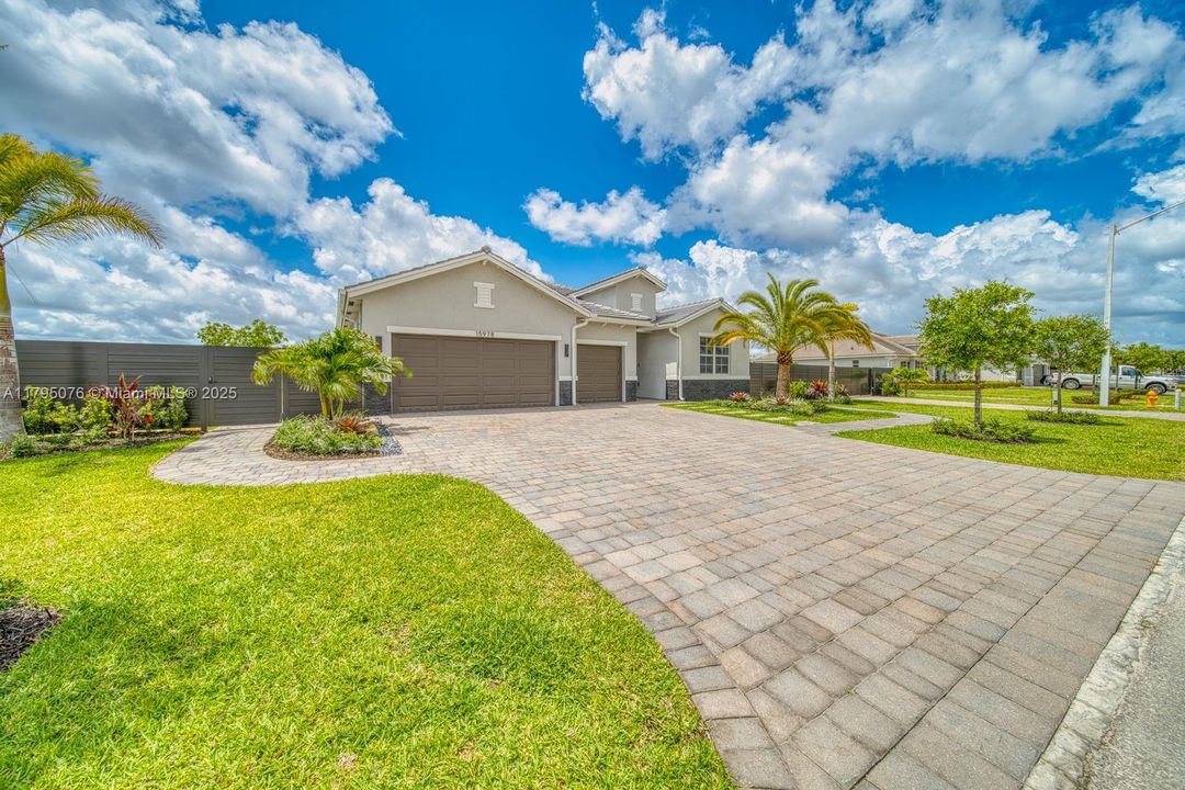 Vendido Recientemente: $1,050,000 (4 camas, 3 baños, 3015 Pies cuadrados)