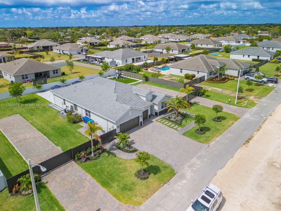 Vendido Recientemente: $1,050,000 (4 camas, 3 baños, 3015 Pies cuadrados)