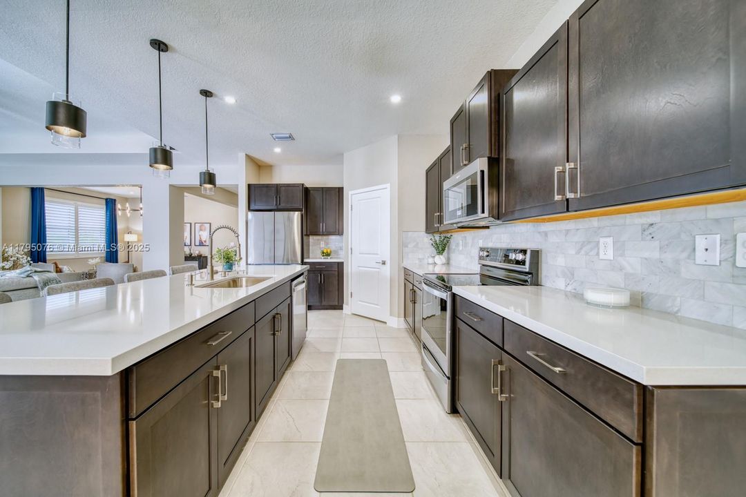 Vendido Recientemente: $1,050,000 (4 camas, 3 baños, 3015 Pies cuadrados)