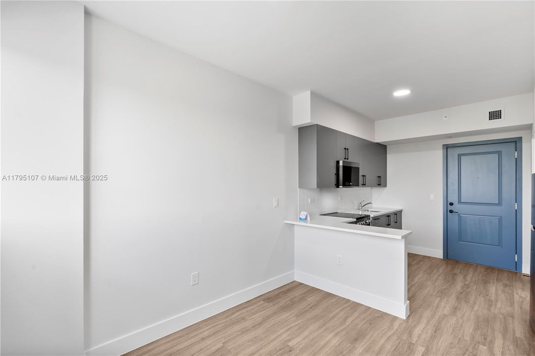 最近租的: $1,990 (1 贝兹, 1 浴室, 399 平方英尺)