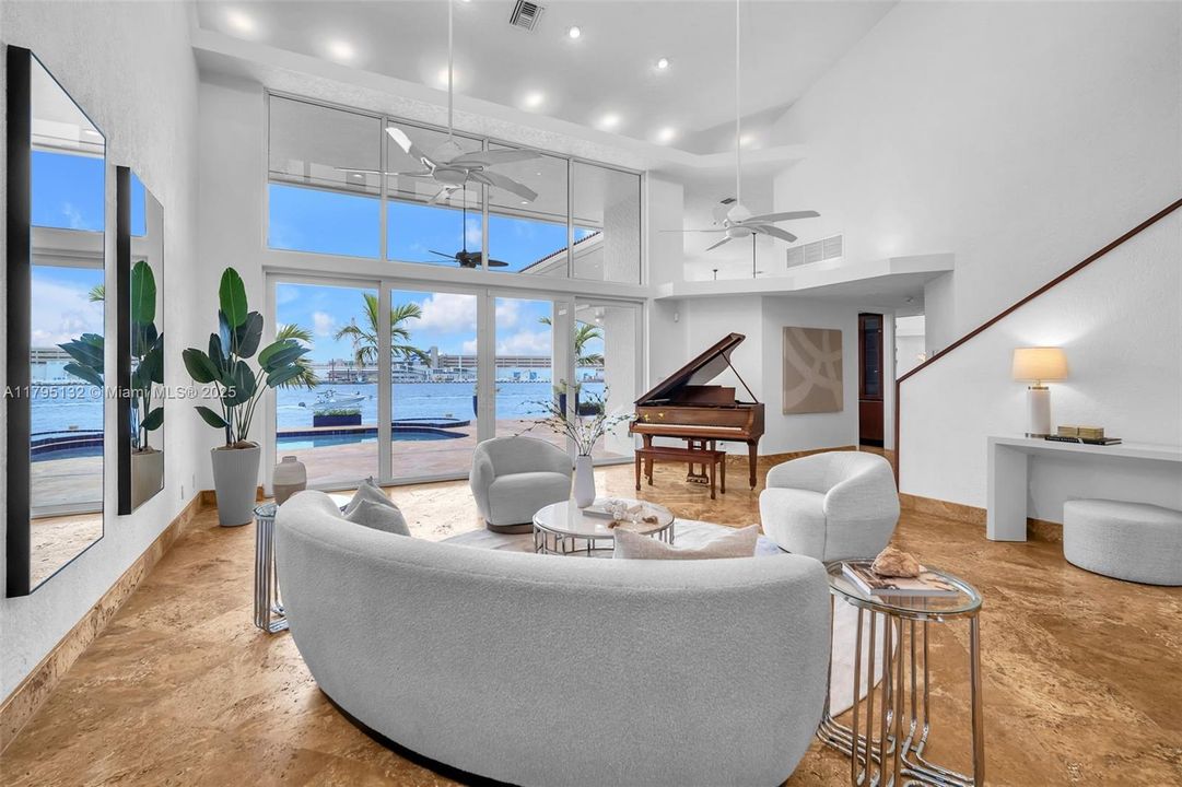 Под контрактом: $4,600,000 (4 спален, 4 ванн, 4306 Квадратных фут)