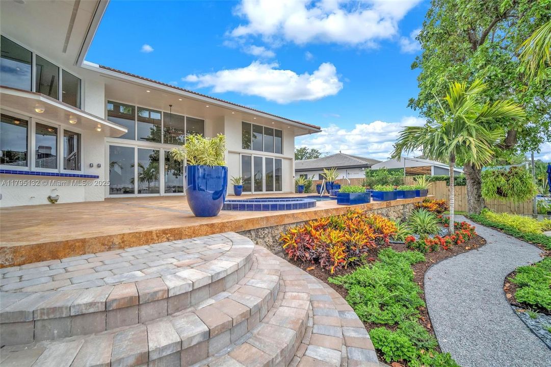 Под контрактом: $4,600,000 (4 спален, 4 ванн, 4306 Квадратных фут)