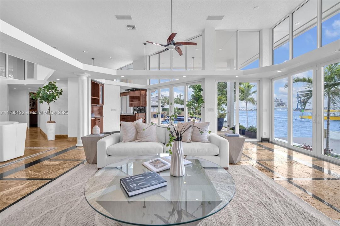 Под контрактом: $4,600,000 (4 спален, 4 ванн, 4306 Квадратных фут)