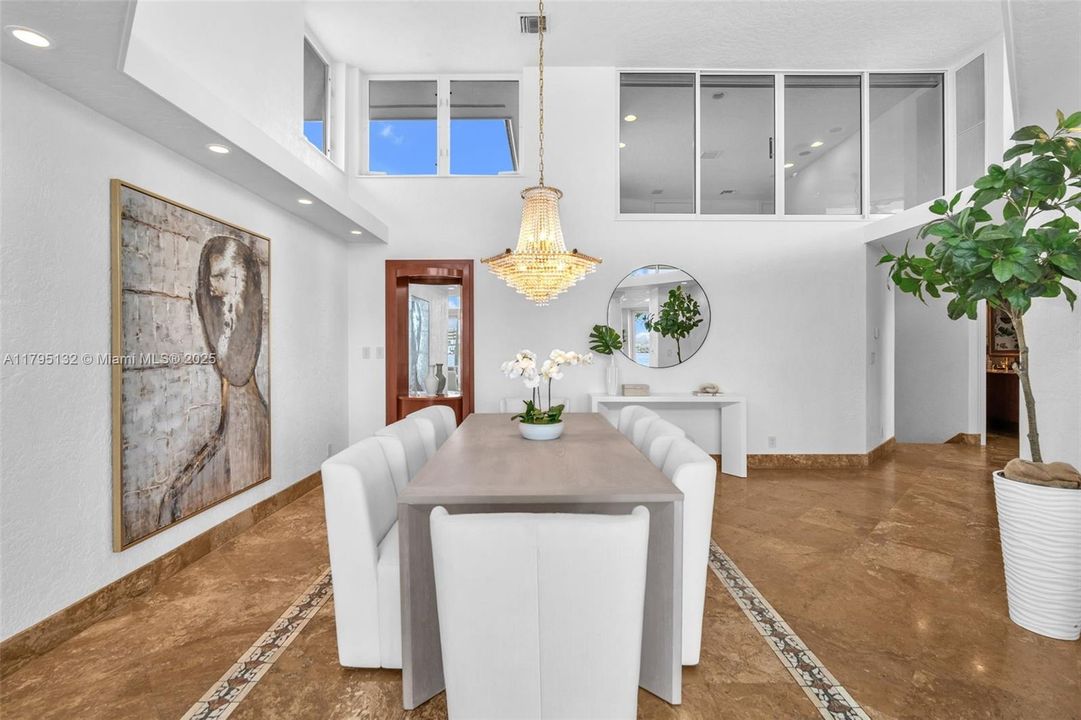 Под контрактом: $4,600,000 (4 спален, 4 ванн, 4306 Квадратных фут)