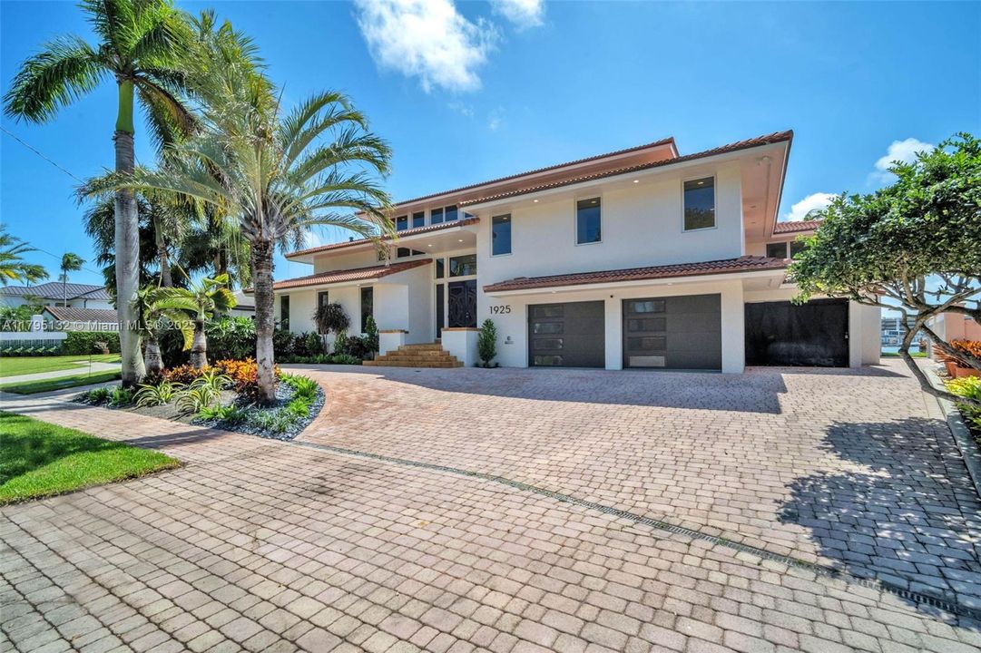 Под контрактом: $4,600,000 (4 спален, 4 ванн, 4306 Квадратных фут)