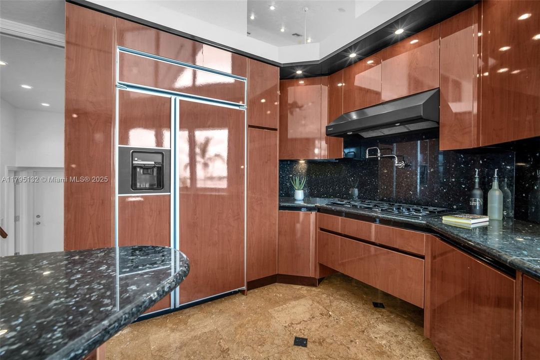 Под контрактом: $4,600,000 (4 спален, 4 ванн, 4306 Квадратных фут)