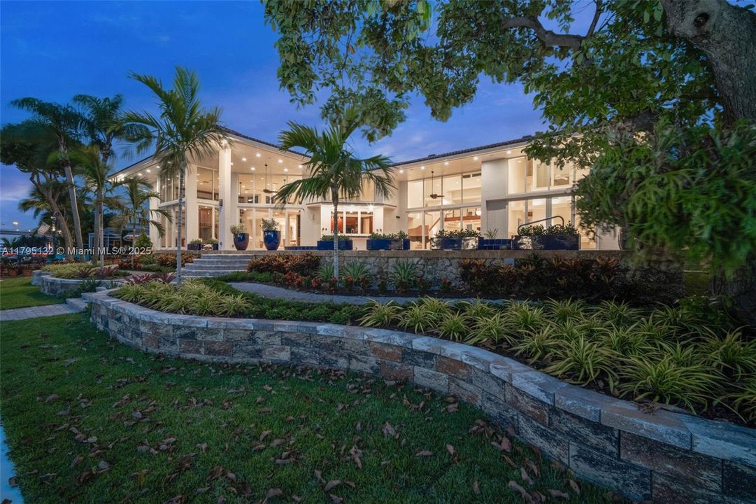 Под контрактом: $4,600,000 (4 спален, 4 ванн, 4306 Квадратных фут)