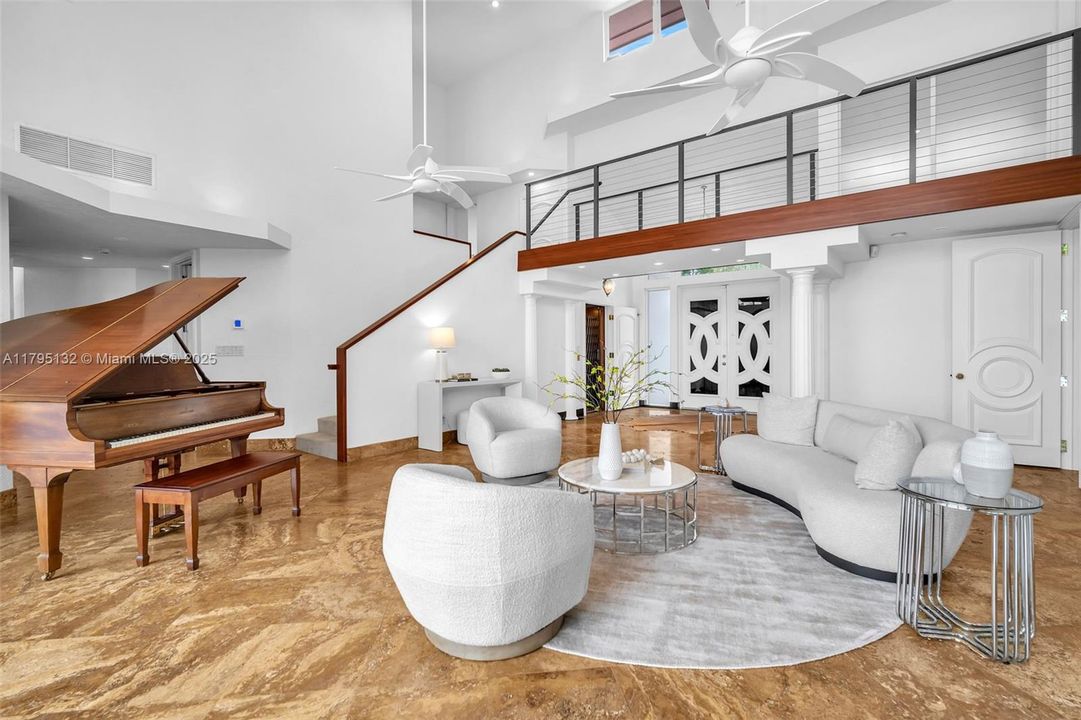 Под контрактом: $4,600,000 (4 спален, 4 ванн, 4306 Квадратных фут)