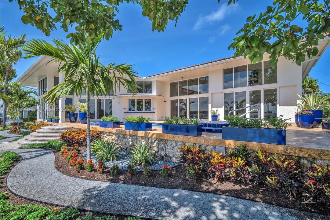 Под контрактом: $4,600,000 (4 спален, 4 ванн, 4306 Квадратных фут)