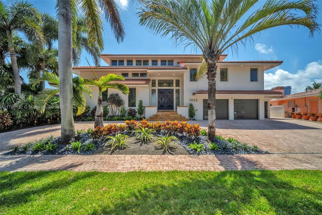 Под контрактом: $4,600,000 (4 спален, 4 ванн, 4306 Квадратных фут)