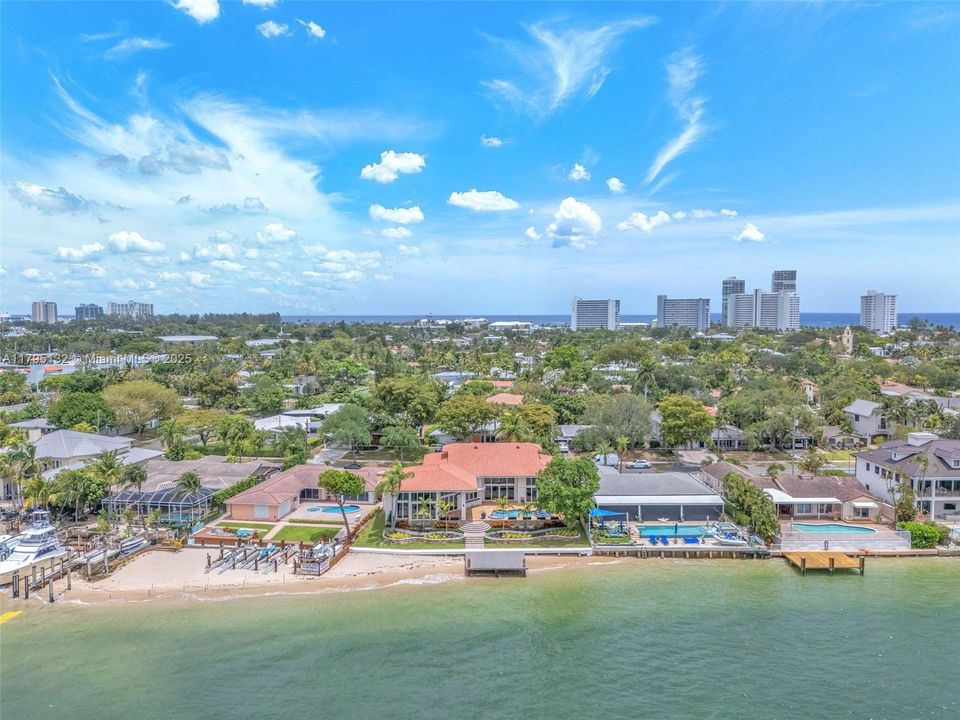 Под контрактом: $4,600,000 (4 спален, 4 ванн, 4306 Квадратных фут)