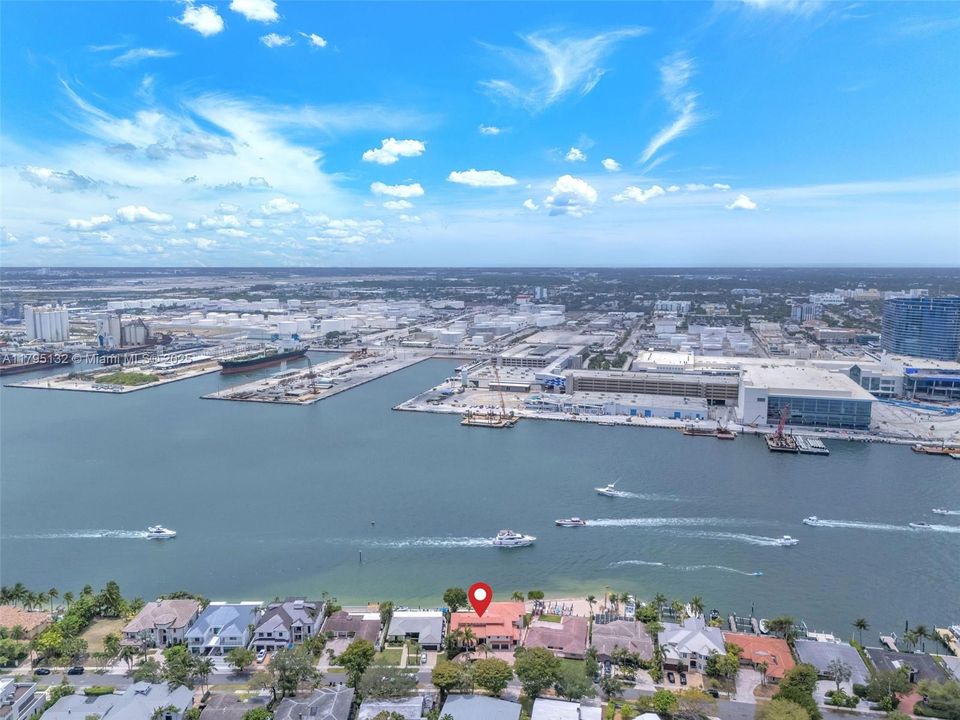 Под контрактом: $4,600,000 (4 спален, 4 ванн, 4306 Квадратных фут)