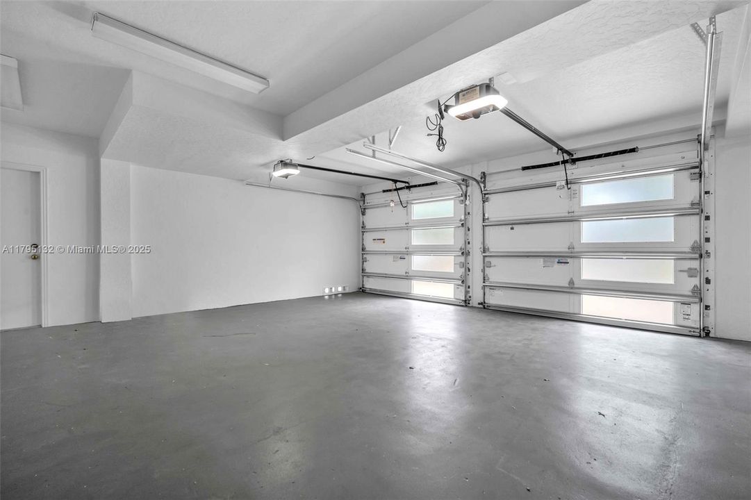 Под контрактом: $4,600,000 (4 спален, 4 ванн, 4306 Квадратных фут)