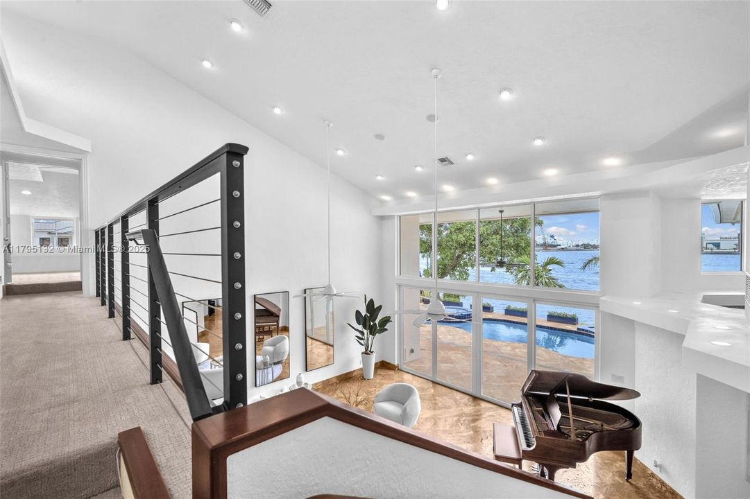 Под контрактом: $4,600,000 (4 спален, 4 ванн, 4306 Квадратных фут)