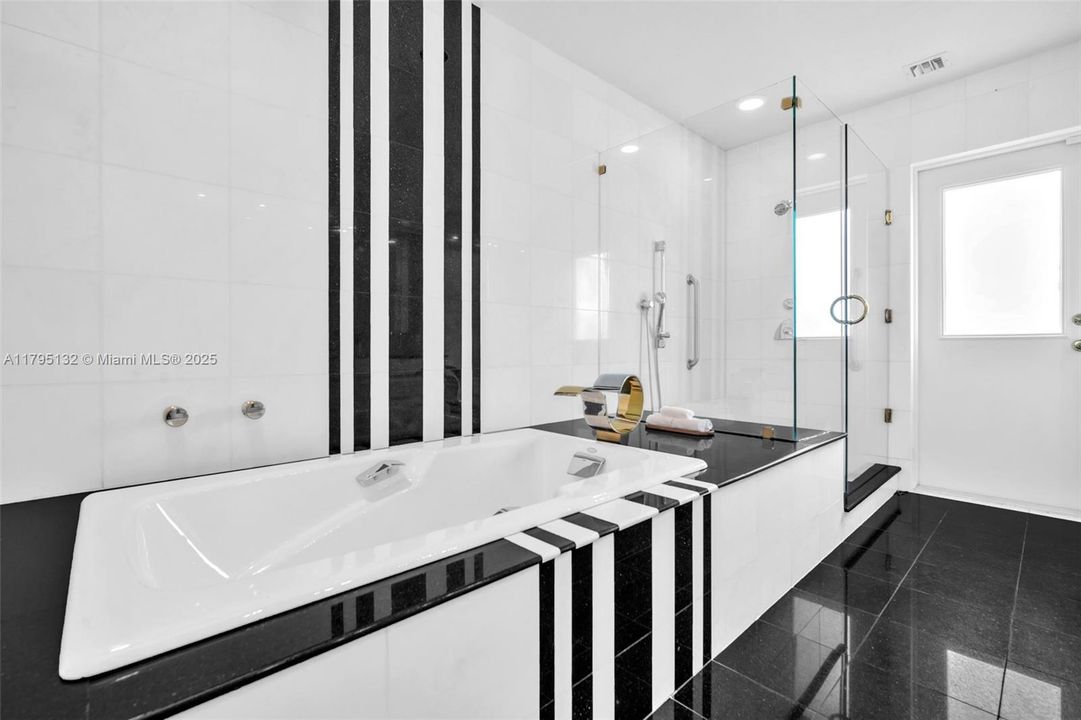 Под контрактом: $4,600,000 (4 спален, 4 ванн, 4306 Квадратных фут)