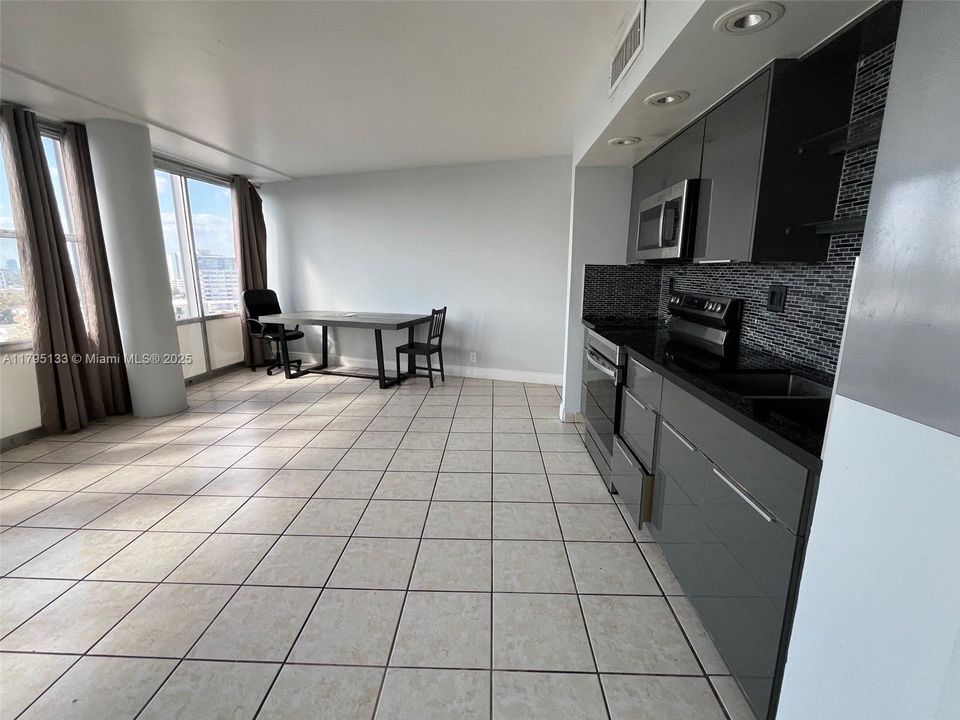 最近售出: $245,000 (1 贝兹, 1 浴室, 678 平方英尺)