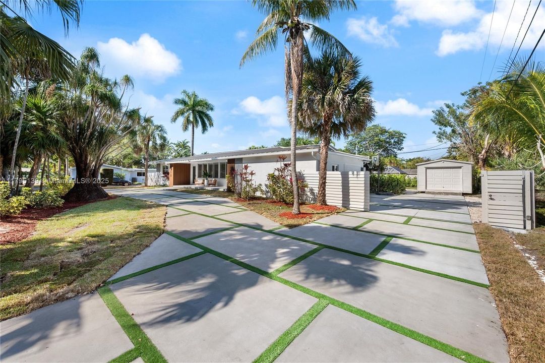 Recently Sold: $1,835,000 (5 beds, 3 baths, 3080 Square Feet)