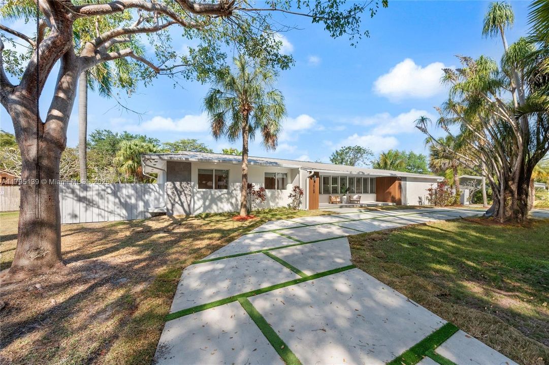 Recently Sold: $1,835,000 (5 beds, 3 baths, 3080 Square Feet)