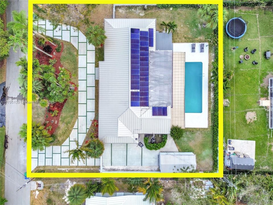 Recently Sold: $1,835,000 (5 beds, 3 baths, 3080 Square Feet)