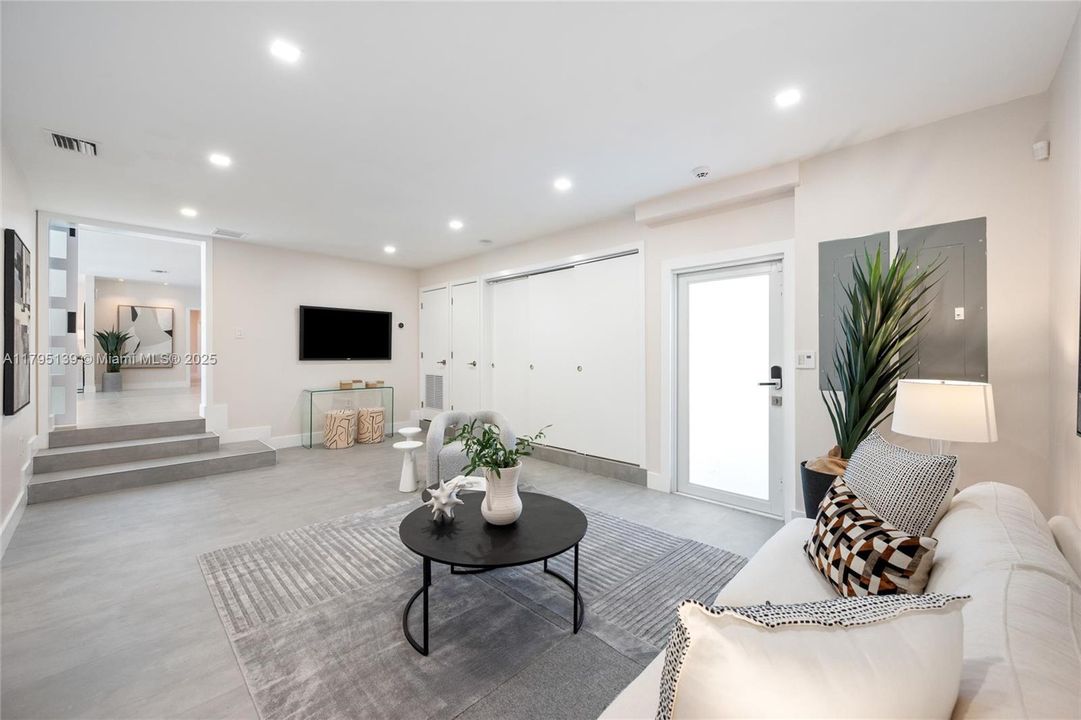 Recently Sold: $1,835,000 (5 beds, 3 baths, 3080 Square Feet)