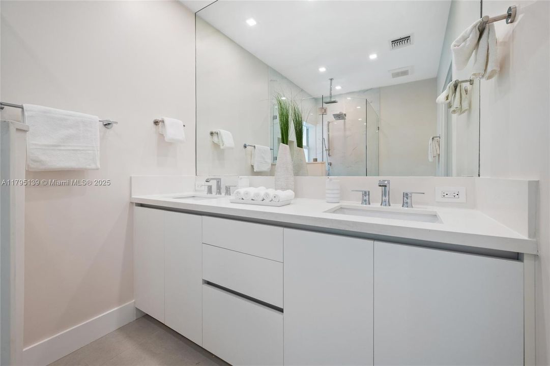 Recently Sold: $1,835,000 (5 beds, 3 baths, 3080 Square Feet)