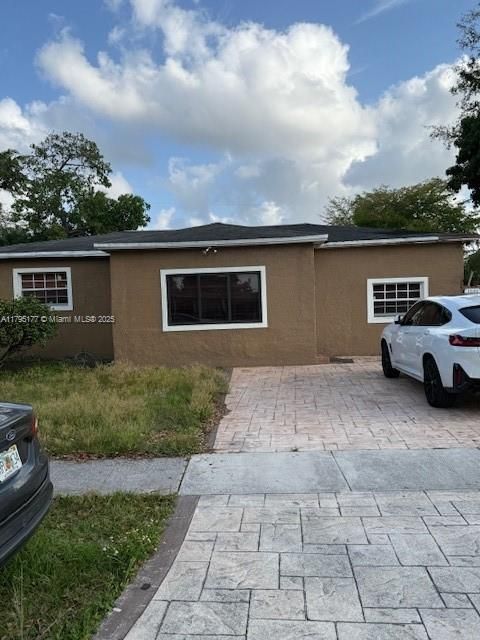 Activo con contrato: $295,000 (2 camas, 1 baños, 1100 Pies cuadrados)