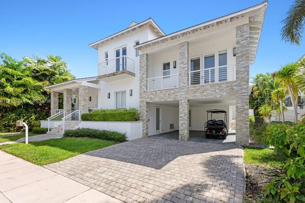 For Rent: $25,000 (6 beds, 6 baths, 3646 Square Feet)