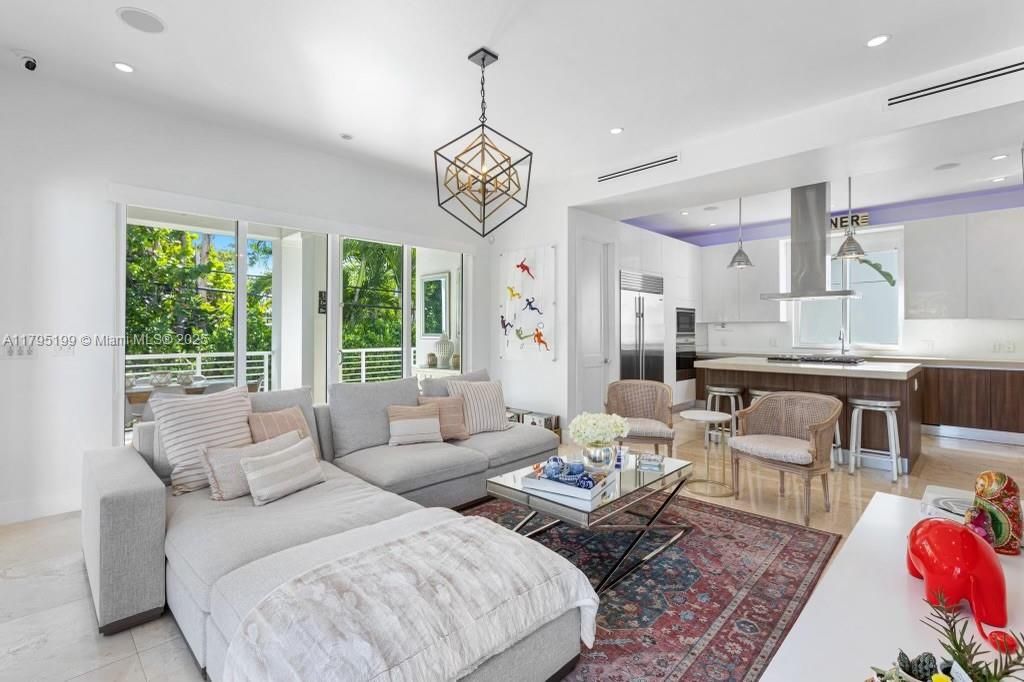 For Rent: $25,000 (6 beds, 6 baths, 3646 Square Feet)