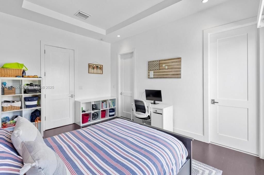 For Rent: $25,000 (6 beds, 6 baths, 3646 Square Feet)