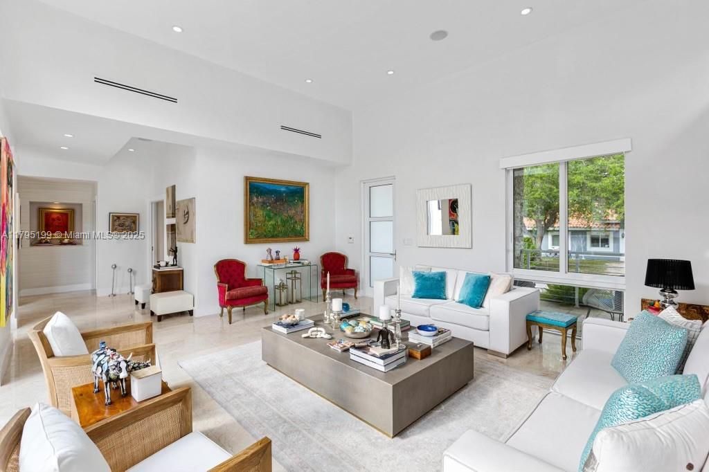 For Rent: $25,000 (6 beds, 6 baths, 3646 Square Feet)