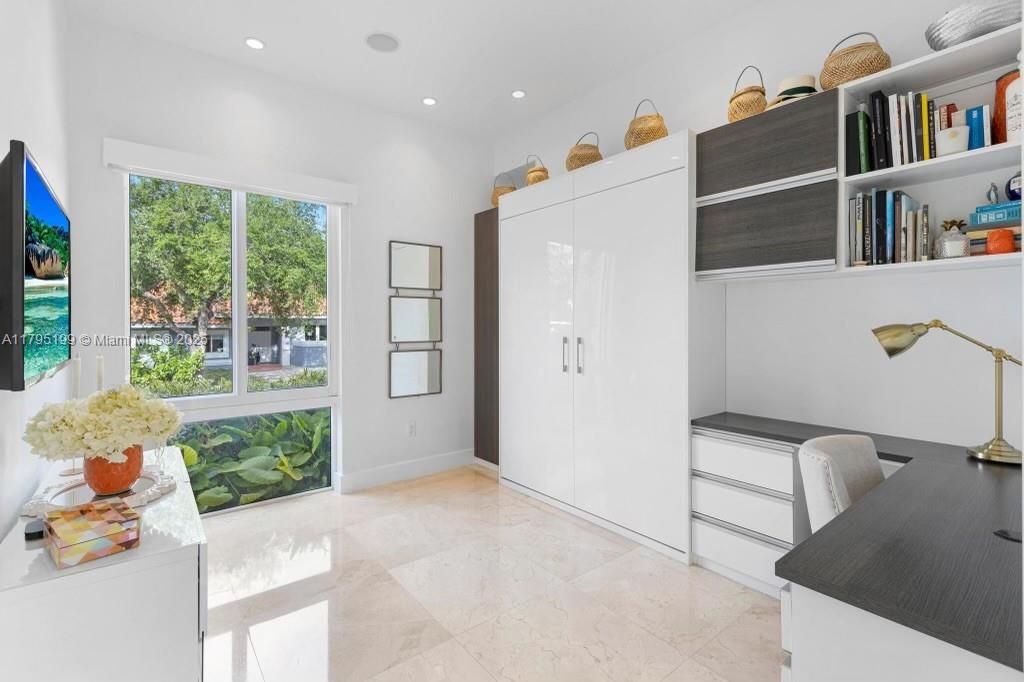 For Rent: $25,000 (6 beds, 6 baths, 3646 Square Feet)