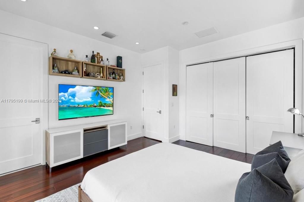 For Rent: $25,000 (6 beds, 6 baths, 3646 Square Feet)