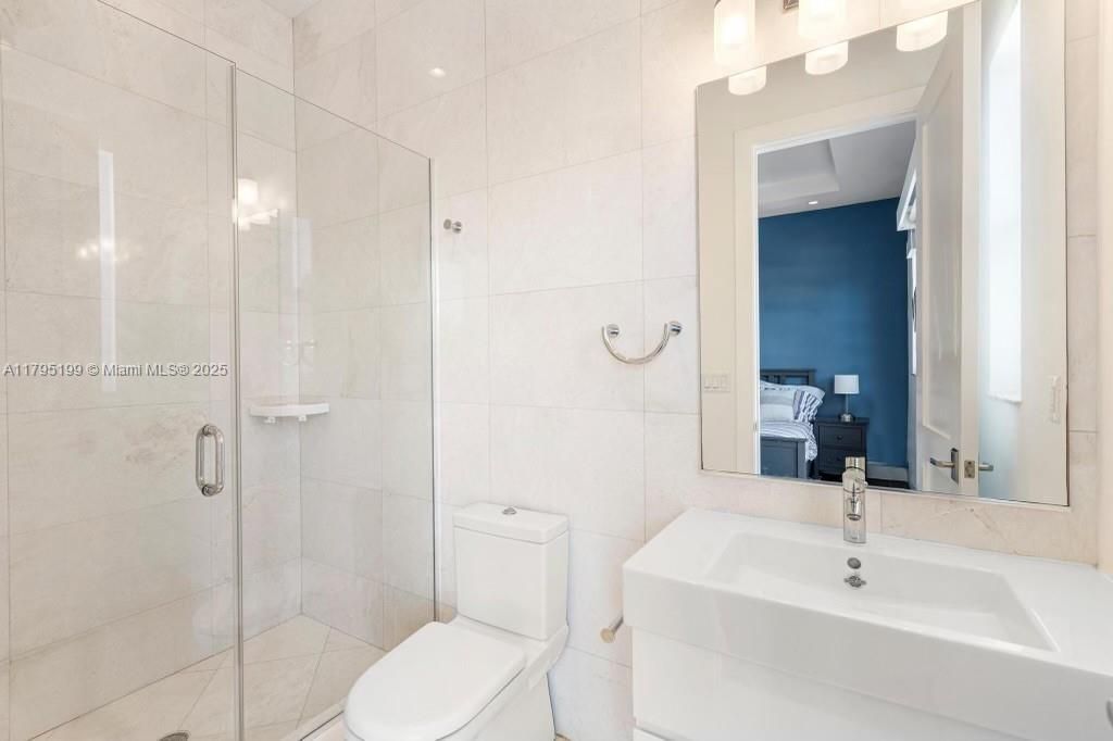 For Rent: $25,000 (6 beds, 6 baths, 3646 Square Feet)