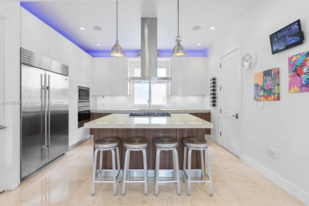 For Rent: $25,000 (6 beds, 6 baths, 3646 Square Feet)