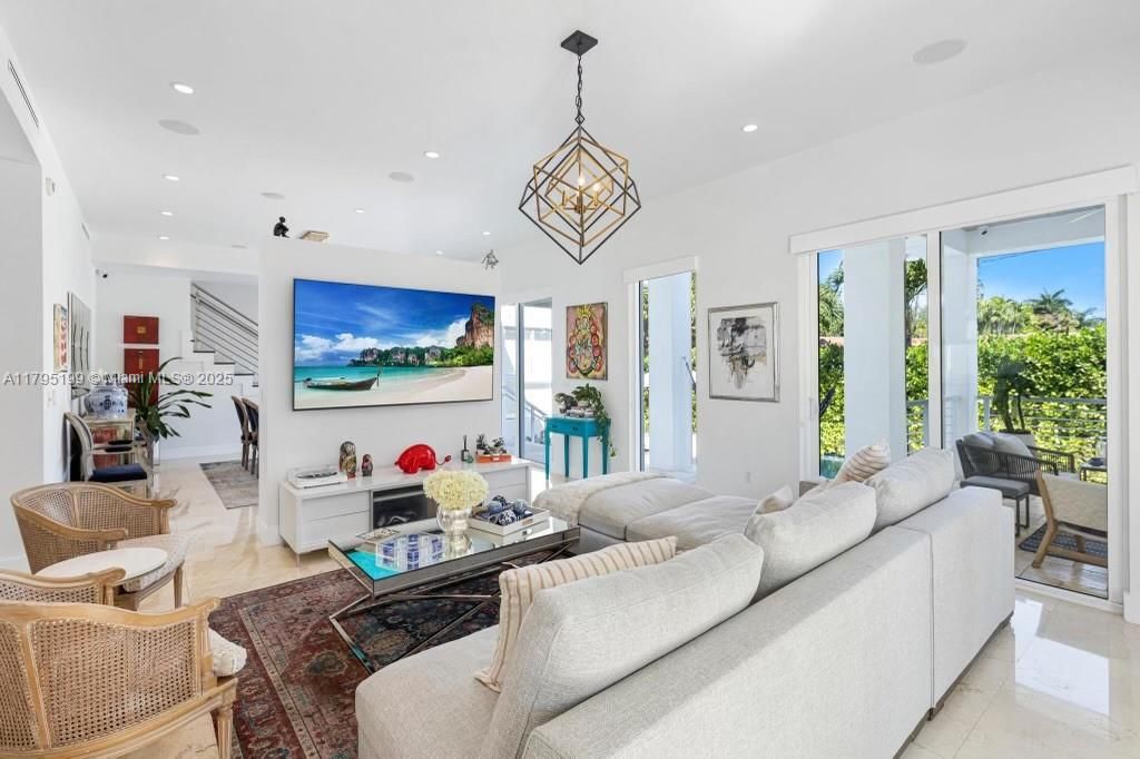 For Rent: $25,000 (6 beds, 6 baths, 3646 Square Feet)