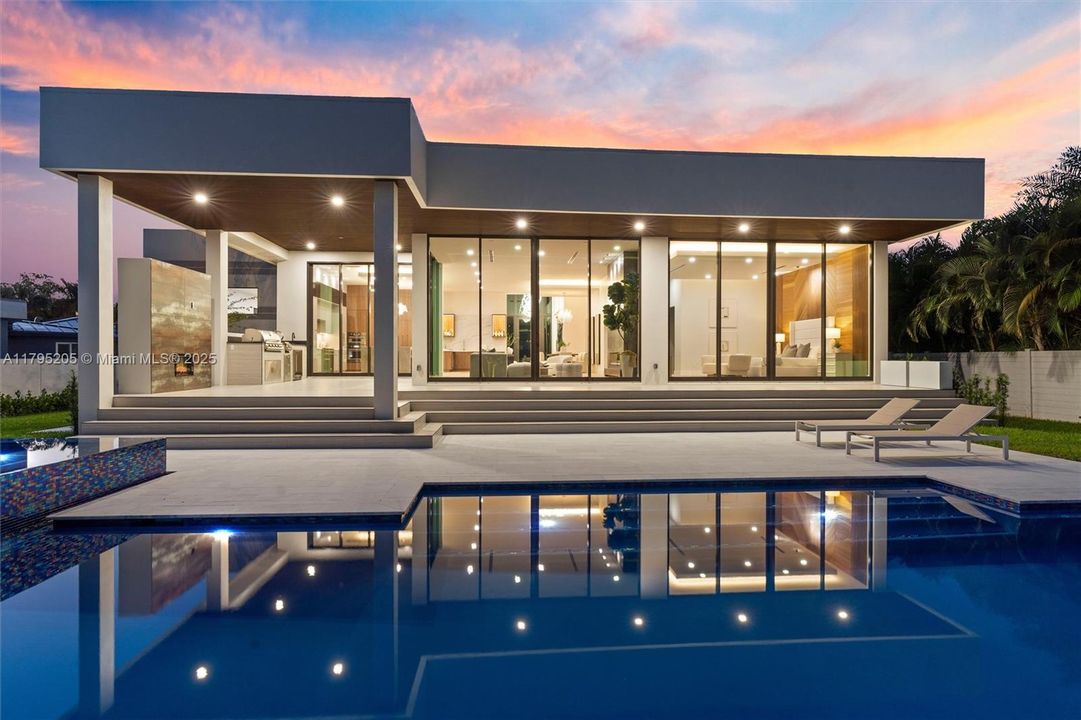 Recently Sold: $3,199,995 (5 beds, 5 baths, 4220 Square Feet)