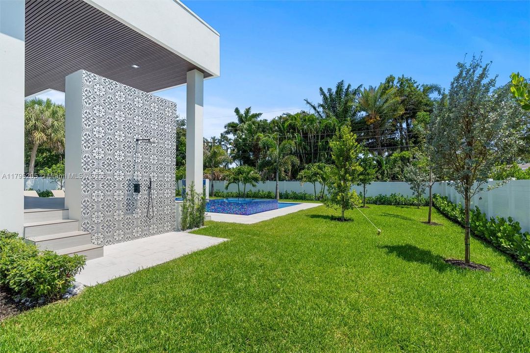 Recently Sold: $3,199,995 (5 beds, 5 baths, 4220 Square Feet)