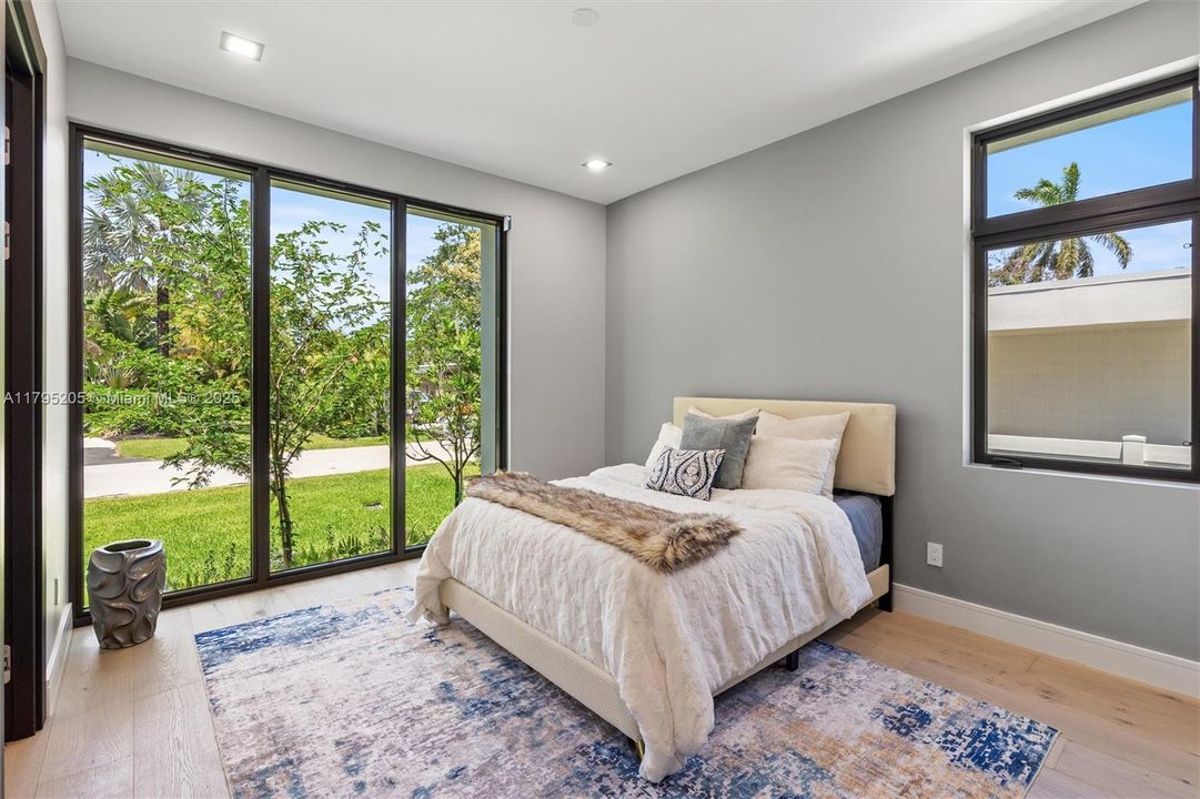 Recently Sold: $3,199,995 (5 beds, 5 baths, 4220 Square Feet)