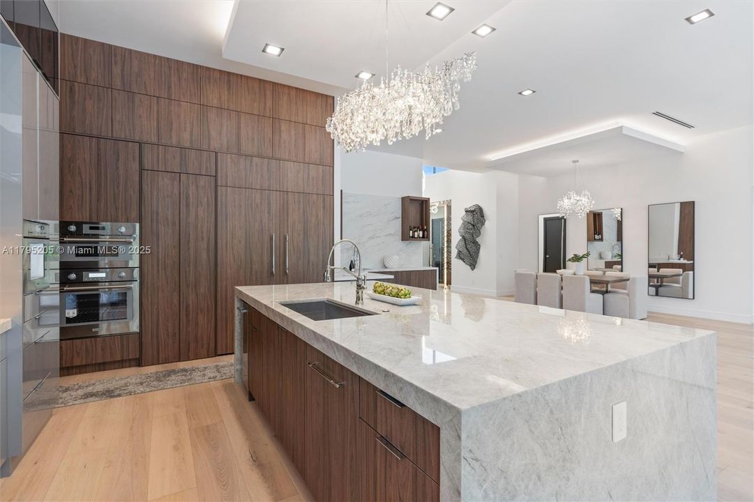 Recently Sold: $3,199,995 (5 beds, 5 baths, 4220 Square Feet)