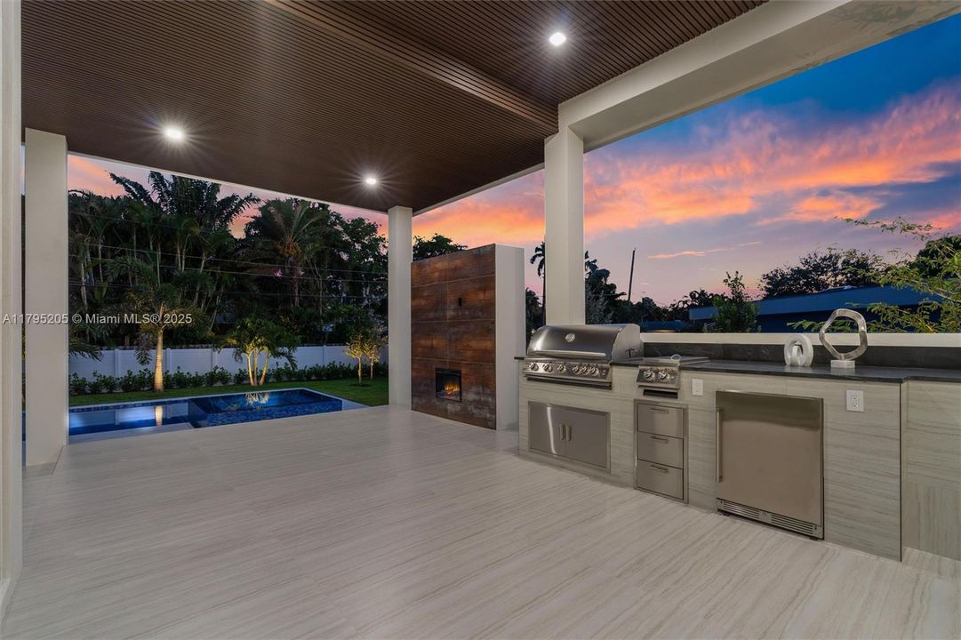 Recently Sold: $3,199,995 (5 beds, 5 baths, 4220 Square Feet)