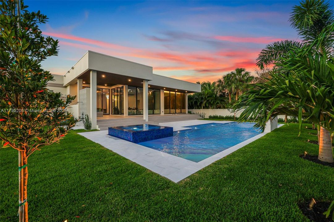 Recently Sold: $3,199,995 (5 beds, 5 baths, 4220 Square Feet)