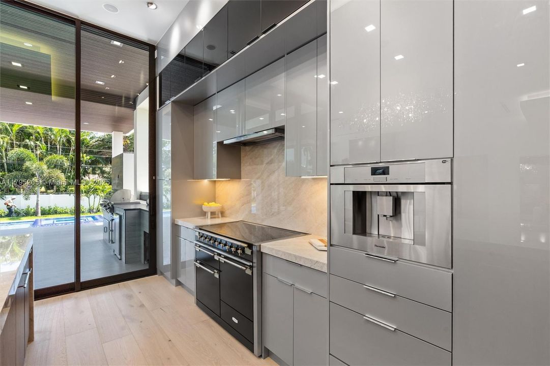 Recently Sold: $3,199,995 (5 beds, 5 baths, 4220 Square Feet)