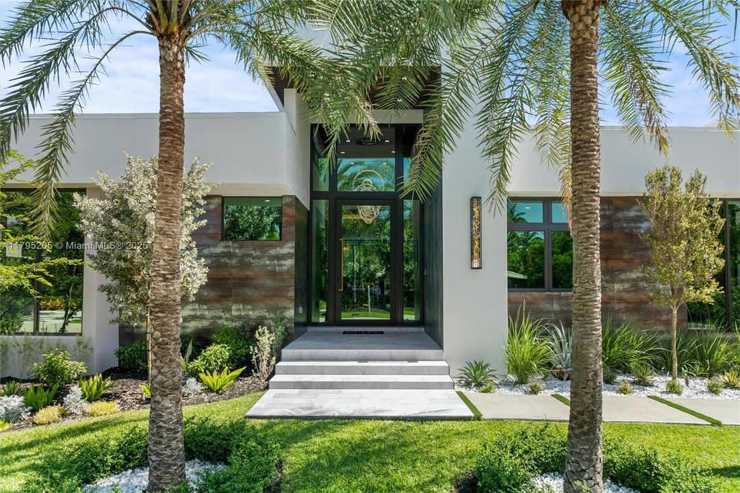 Recently Sold: $3,199,995 (5 beds, 5 baths, 4220 Square Feet)