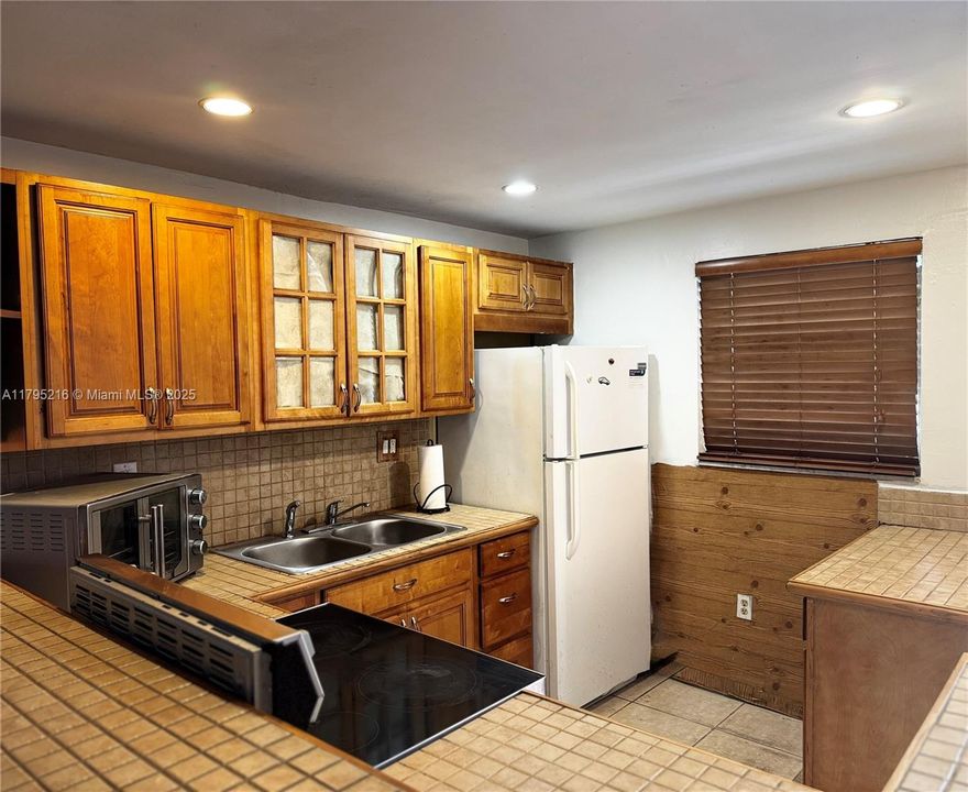 На продажу: $200,000 (2 спален, 2 ванн, 931 Квадратных фут)