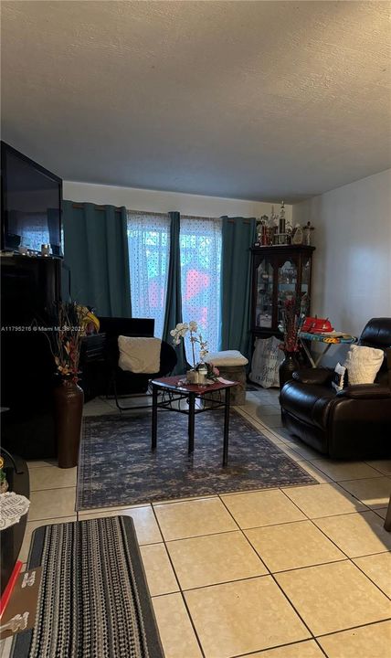 На продажу: $200,000 (2 спален, 2 ванн, 931 Квадратных фут)