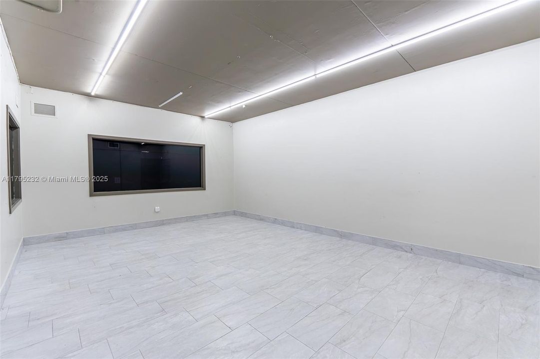 合同活跃: $3,300 (0 贝兹, 0 浴室, 0 平方英尺)