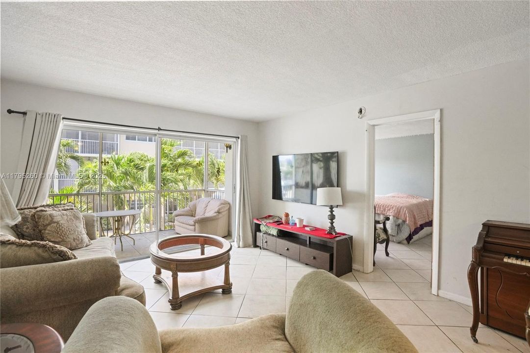 Recently Sold: $155,000 (1 beds, 1 baths, 753 Square Feet)