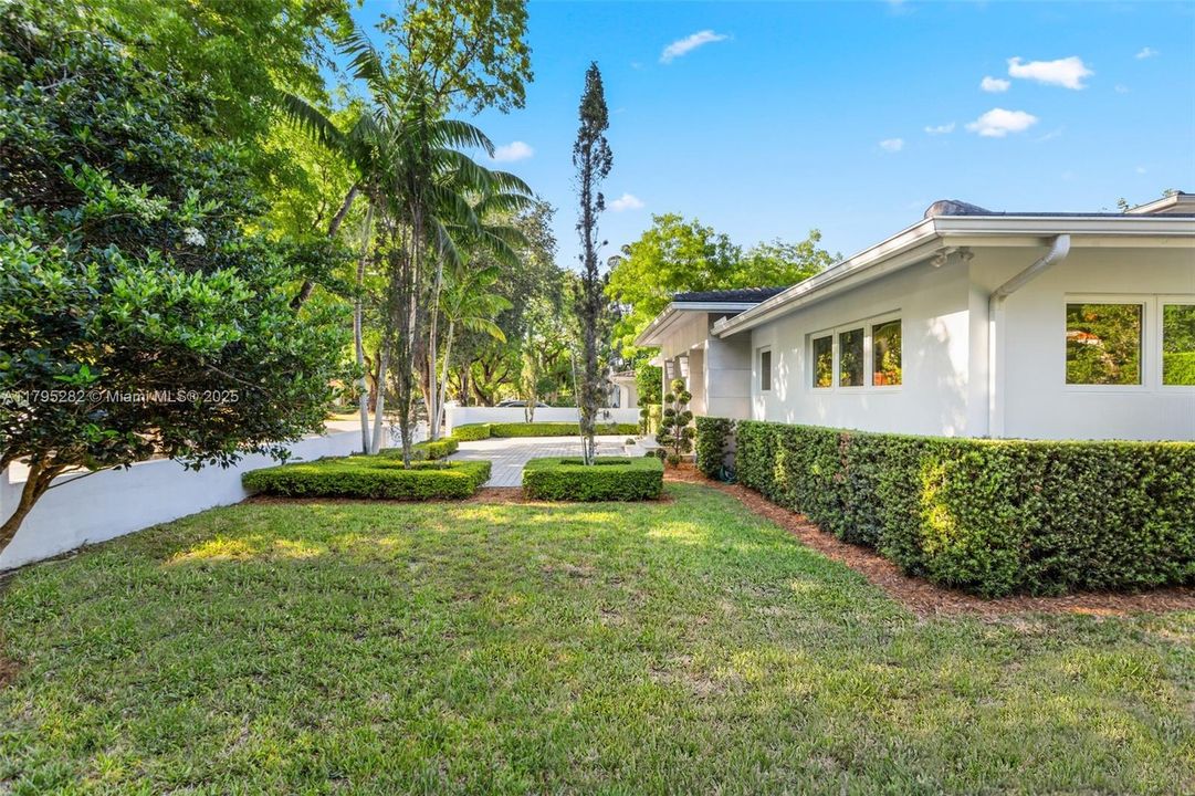 最近售出: $3,250,000 (4 贝兹, 4 浴室, 3566 平方英尺)